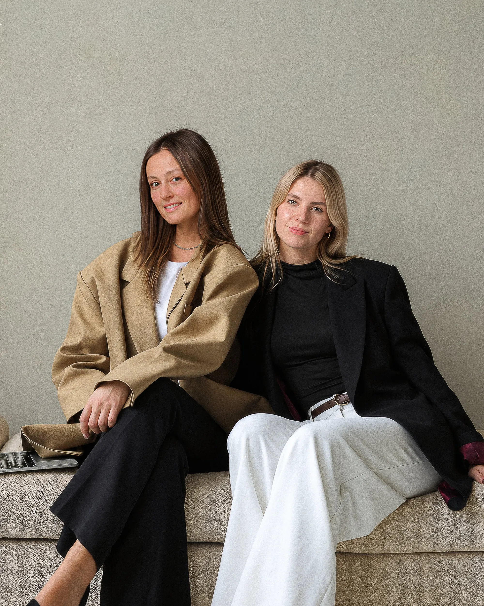 Agnès de Preux et Cécilia Zurbach, fondatrices d’Agence 21, assises côte à côte sur un canapé