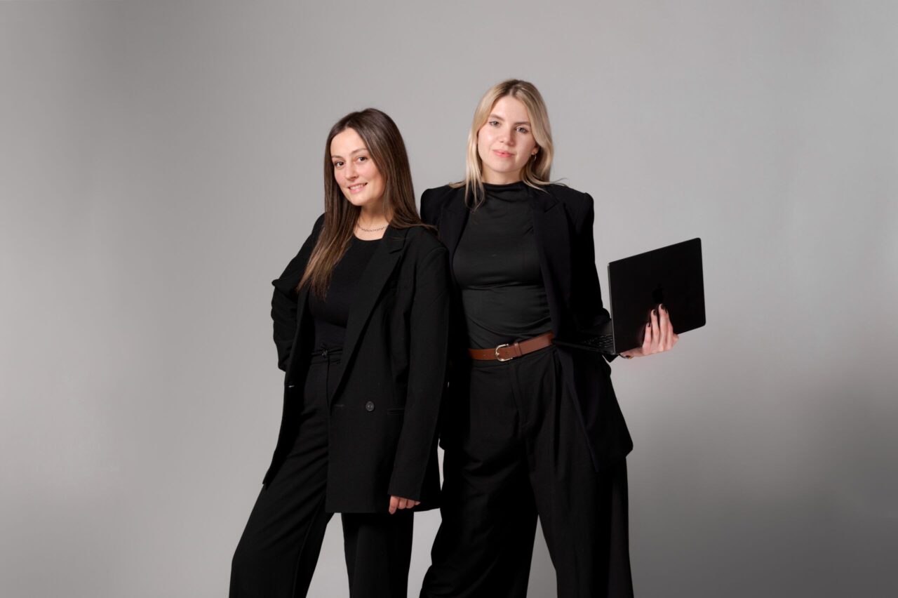 Les deux co-fondatrices d’Agence 21, debout côte à côte