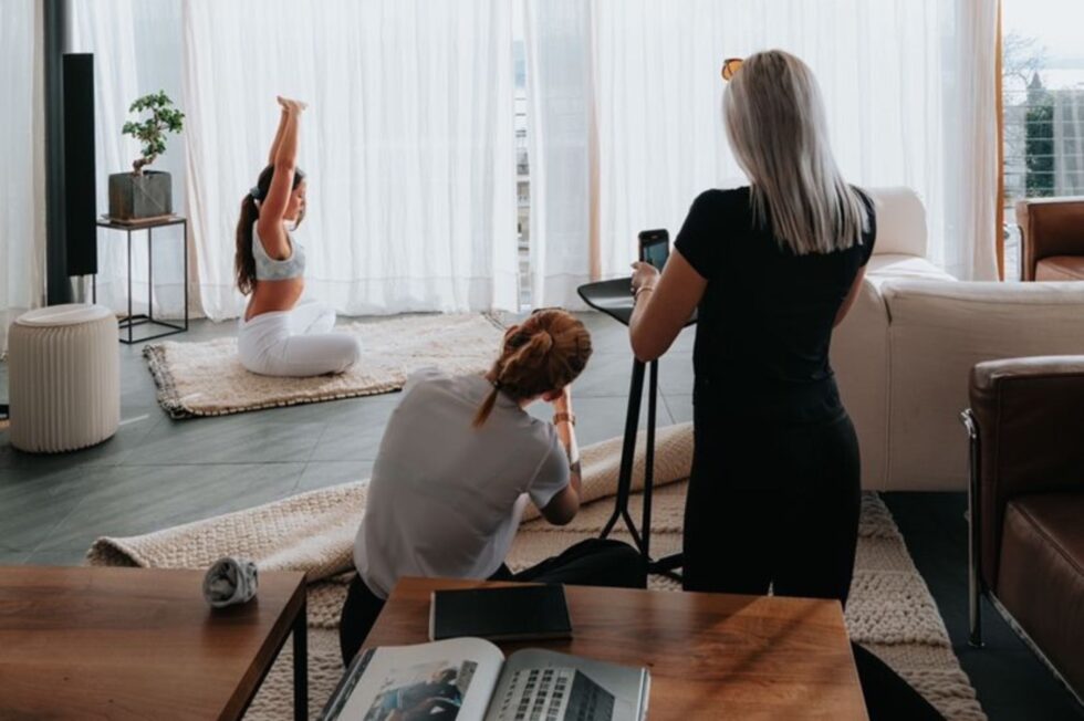 Tournage de contenu pour les réseaux sociaux dans un salon lumineux