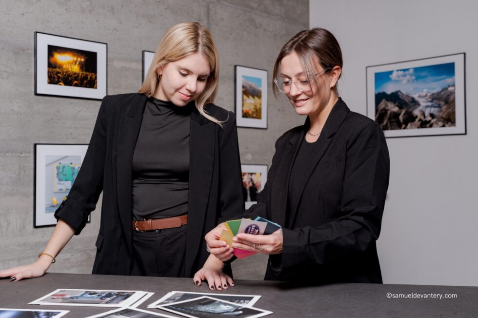 Les deux co-fondatrices choisissent des couleurs devant des tirages photo