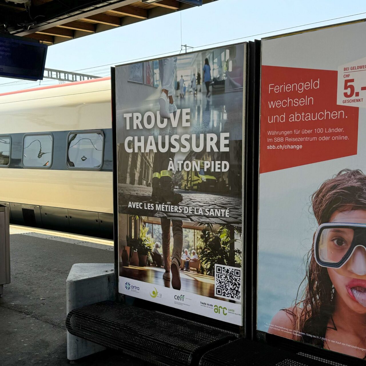 Affiche « Trouve chaussure à ton pied avec les métiers de la santé » sur un quai de gare