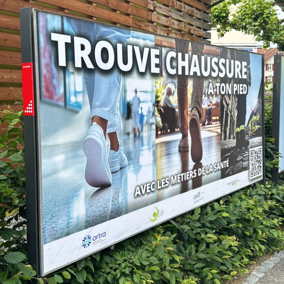 Vue rapprochée du panneau grand format « Trouve chaussure à ton pied »