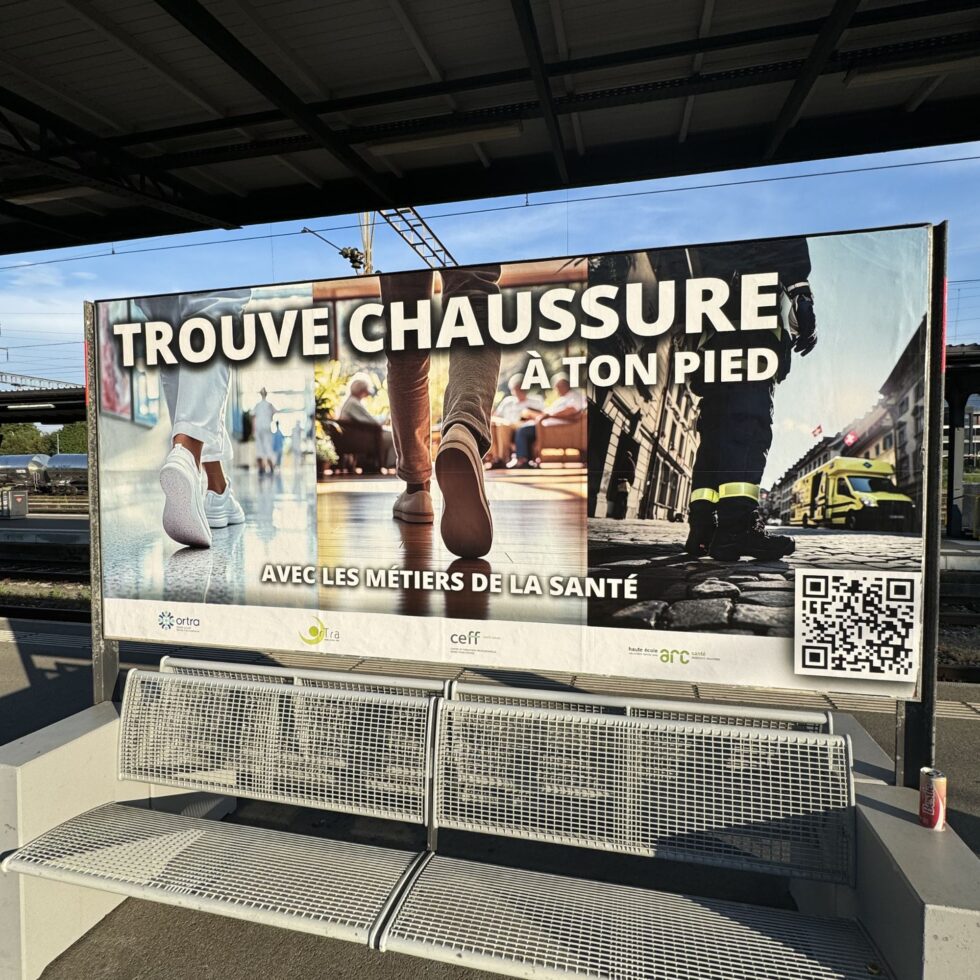 Panneau grand format de la campagne « Trouve chaussure à ton pied » en gare