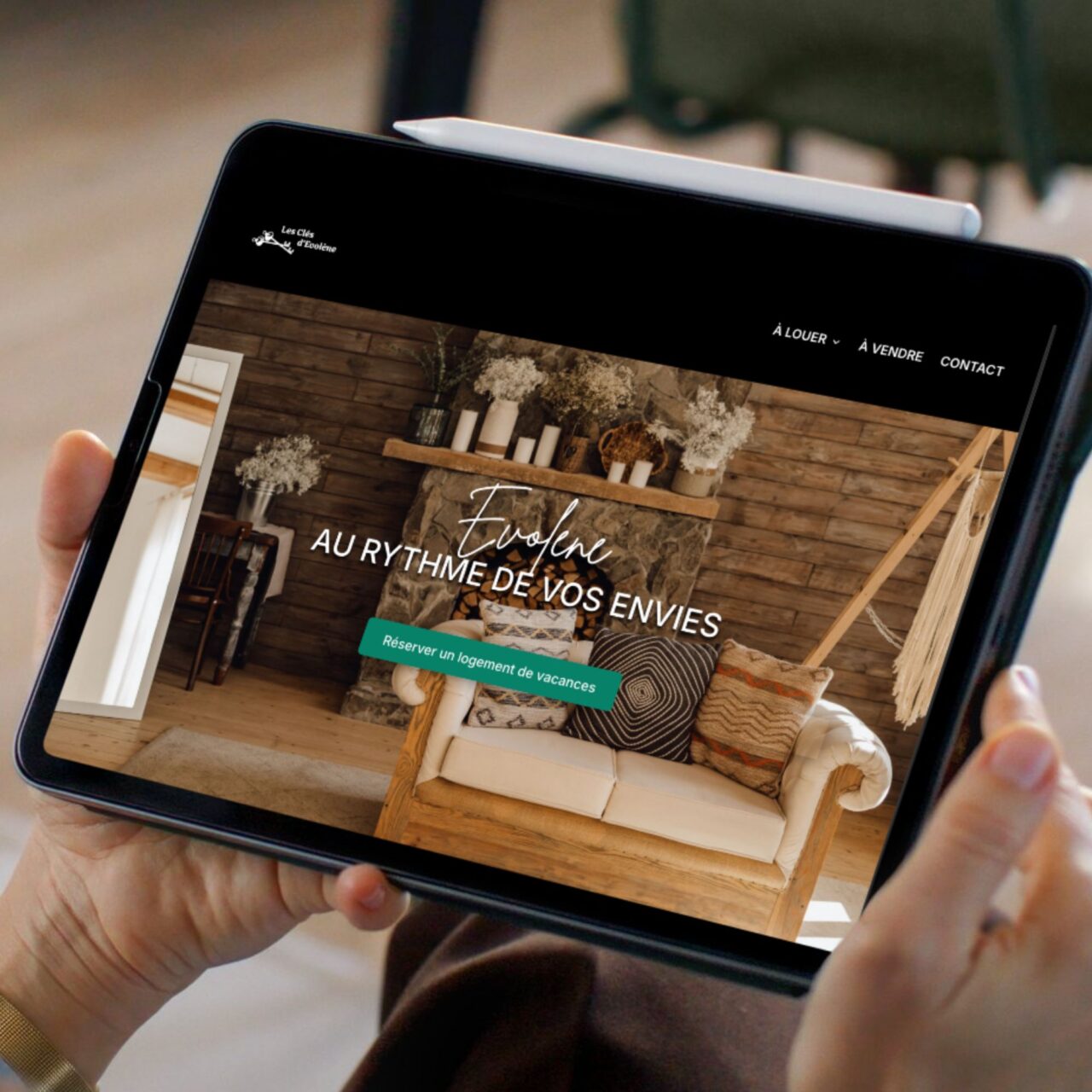 Site web Les Clés d’Evolène affiché sur une tablette tenue en main