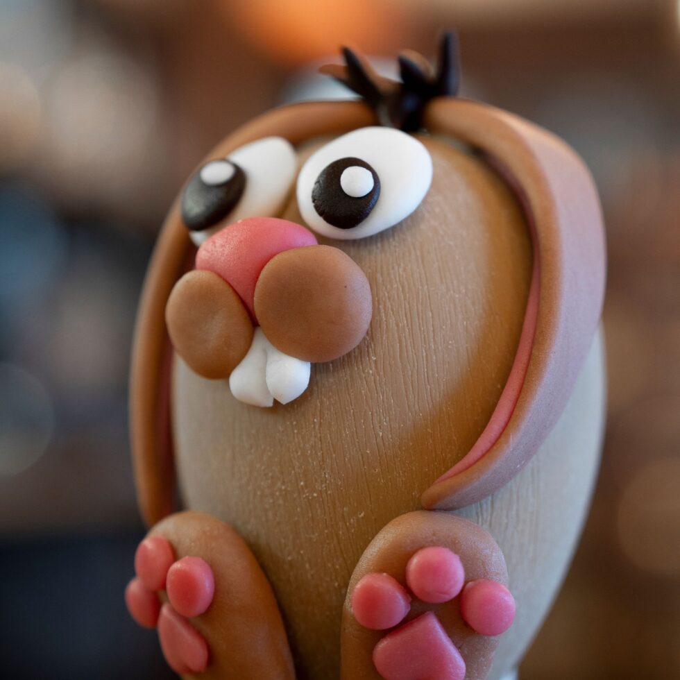 Lapin en chocolat décoré, création de la chocolaterie KKO3