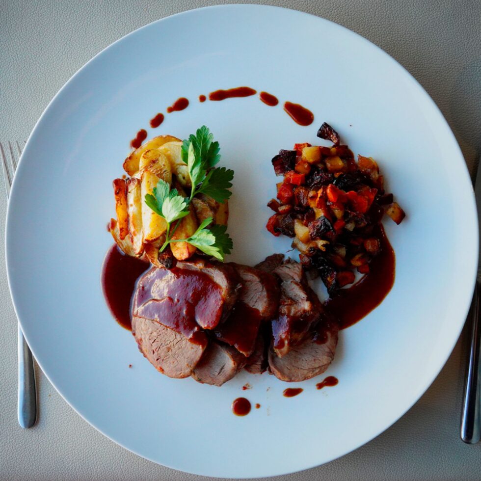Assiette dressée : viande, garniture et sauce