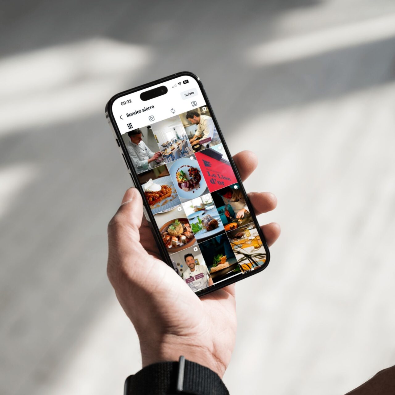 Smartphone affichant le compte Instagram du restaurant Le Lion d’Or