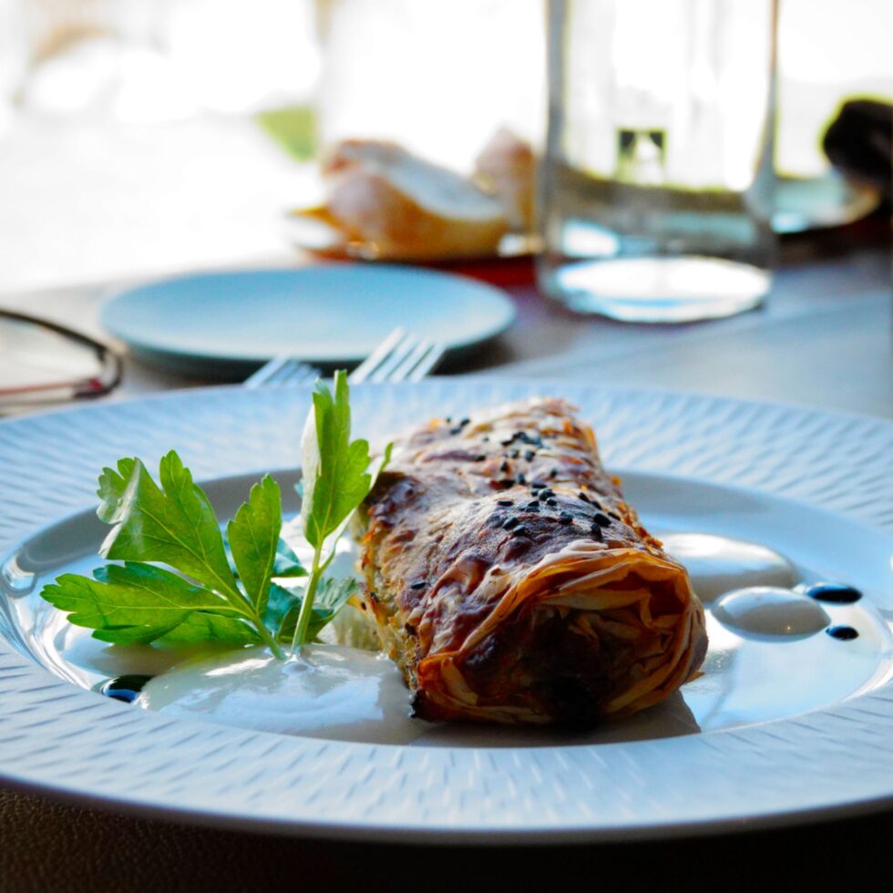 Plat dressé sur une assiette blanche, servi en salle