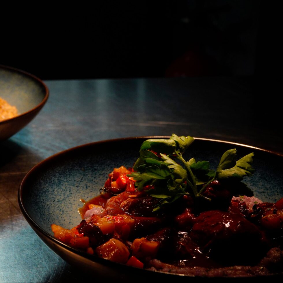 Plat mijoté servi dans une assiette sombre