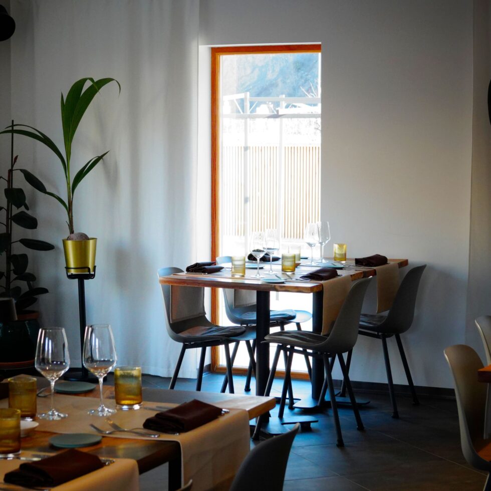 Salle du restaurant Le Lion d’Or, tables dressées