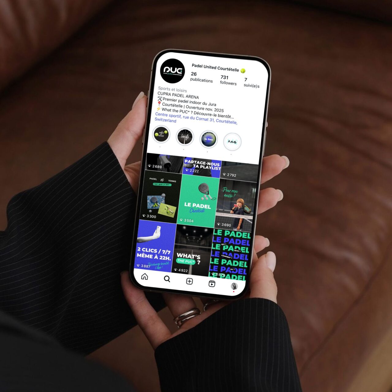 Smartphone affichant le compte Instagram de Padel United Courtételle