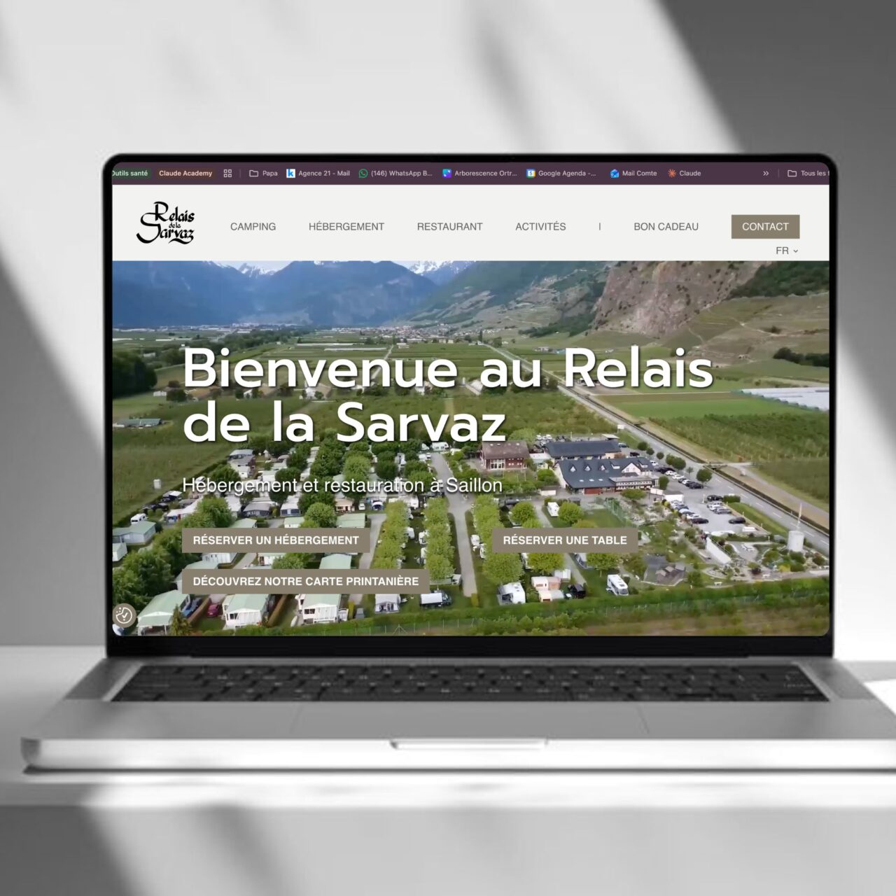 Site web du Relais de la Sarvaz affiché sur un ordinateur portable