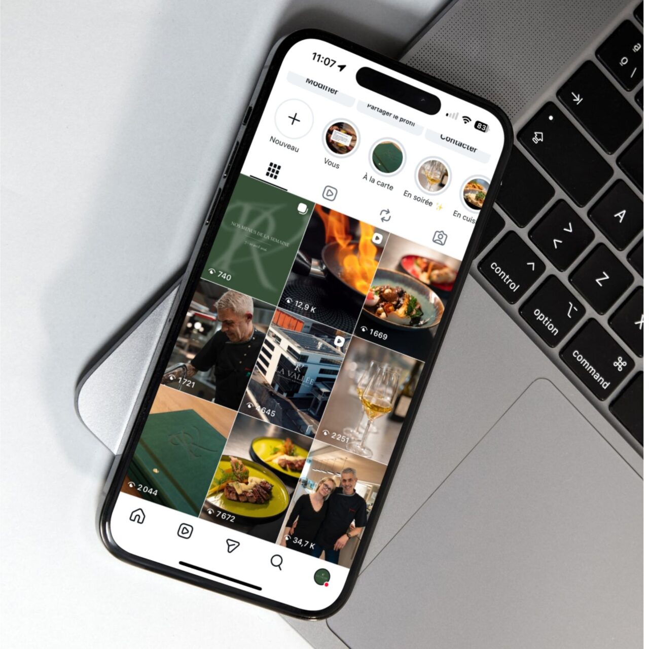 Smartphone affichant le compte Instagram du restaurant La Vallée