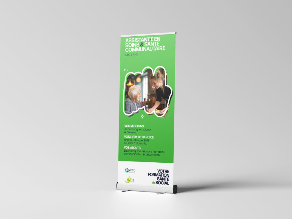 Roll-up vert présentant la formation d’assistant·e en soins et santé communautaire