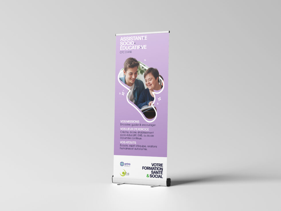 Roll-up violet présentant la formation d’assistant·e socio-éducatif·ve