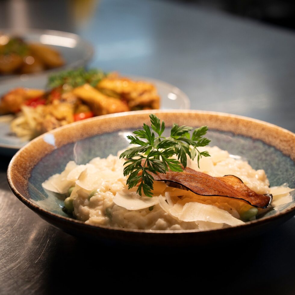 Risotto servi dans un bol en céramique